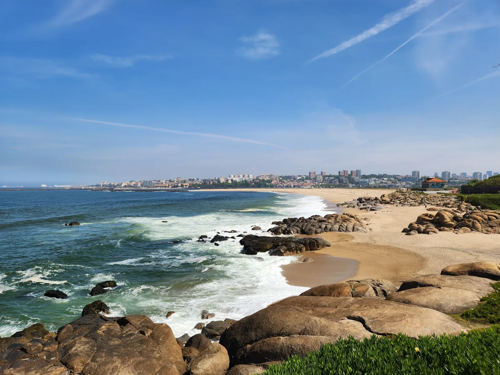 Praia de Lavadores. Rocky Atlantic coast on the walk to Praia da Sereia